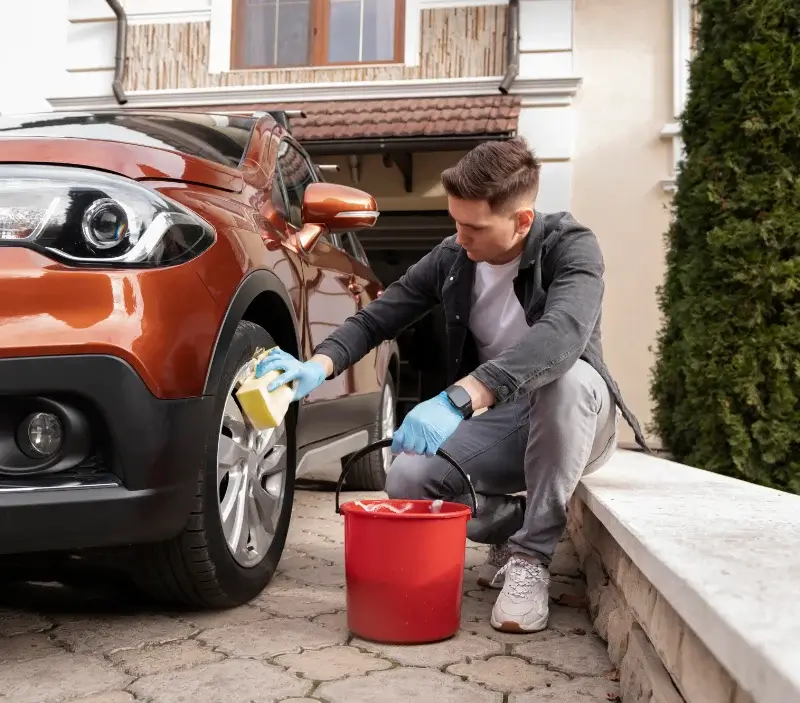 Lavage auto à domicile Bourg-en-Bresse : professionnel intervenant sur un véhicule